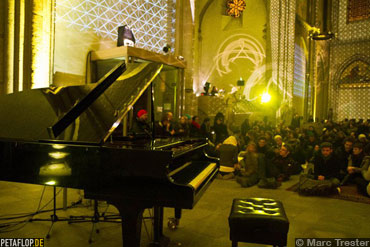Peter-Schildwaechter-Lichtinstallation-St-Aposteln-2011-Foto-Marc-Trester-168188-370px.jpg