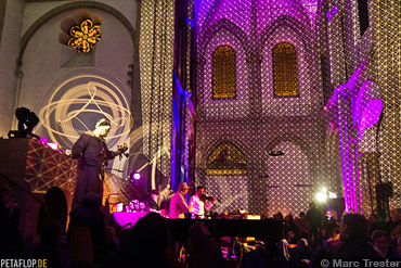Peter-Schildwaechter-Lichtinstallation-Dia-Projektion-Ambient-Festival-St-Aposteln-Köln