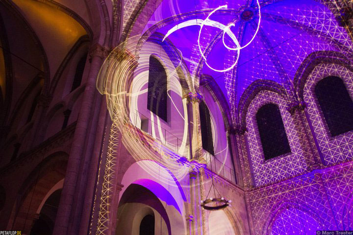 Peter-Schildwaechter-Lichtinstallation-St-Aposteln-2011-Foto-Marc-Trester-168794-720px.jpg