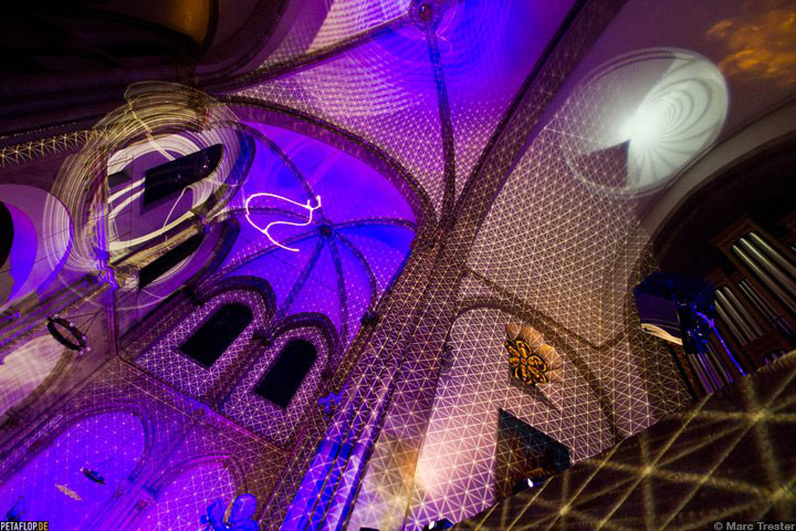 Peter-Schildwaechter-Lichtinstallation-St-Aposteln-2011-Foto-Marc-Trester-180381-720px.jpg
