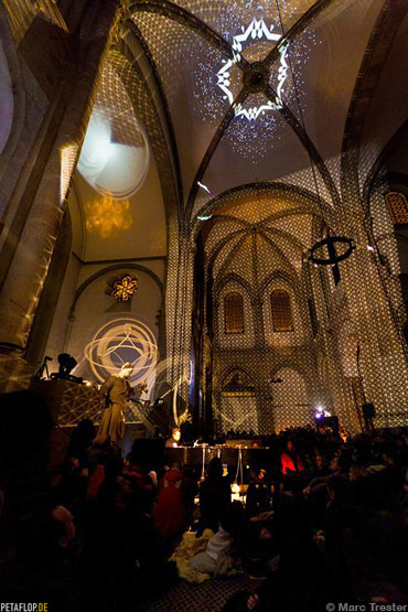 Peter-Schildwaechter-Lichtinstallation-St-Aposteln-2011-Foto-Marc-Trester-180532-370px.jpg