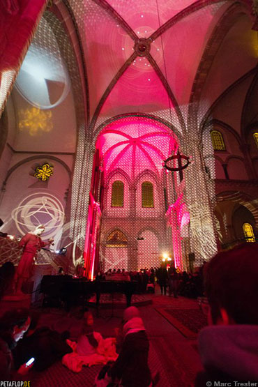 Peter-Schildwaechter-Lichtinstallation-St-Aposteln-2011-Foto-Marc-Trester-180698-370px.jpg
